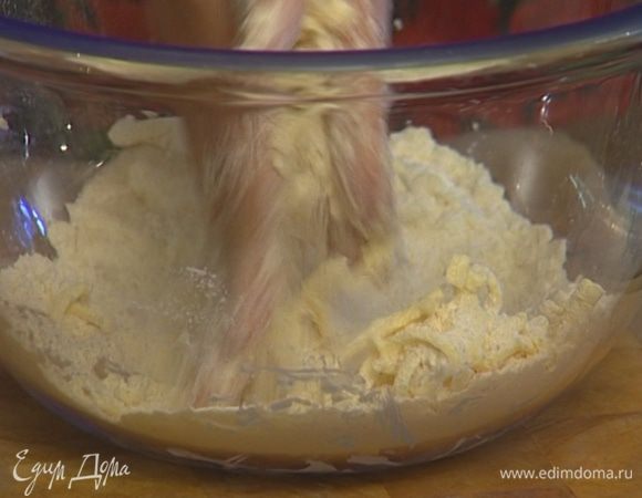 Приготовить тесто: 60 г охлажденного сливочного масла натереть на крупной терке, добавить 120 г муки, соль, сахар и растереть все в мелкую крошку. 