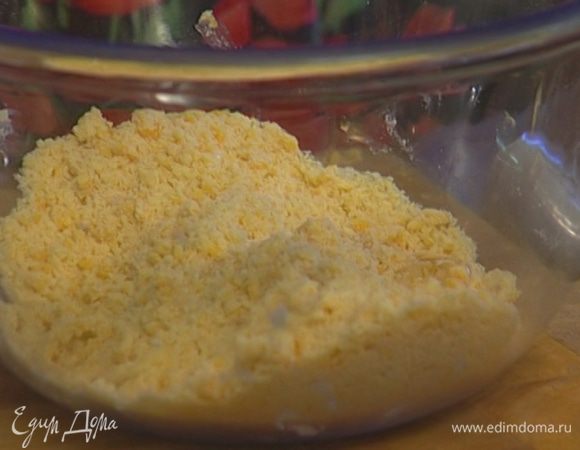 Добавить желток, снова все растереть. 
