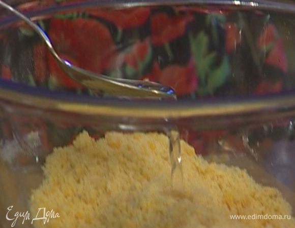 Влить 1 ст. ложку ледяной воды и замесить тесто. 