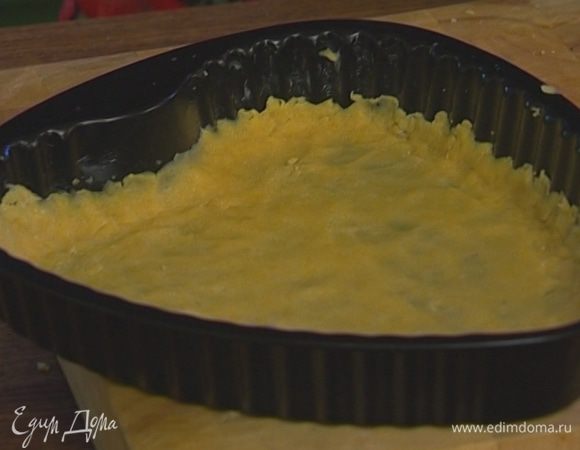 Смазать сливочным маслом форму для выпекания и натереть в нее на крупной терке тесто. Распределить натертое тесто равномерно по всей форме, сделать небольшой бортик и поставить еще на полчаса в холодильник.