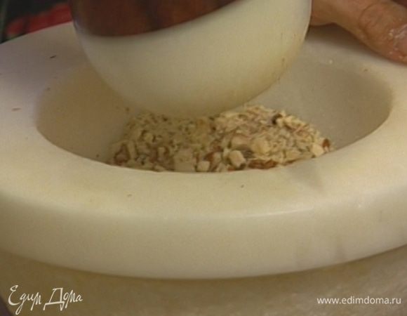 Оставшийся миндаль растолочь в ступке так, чтобы получилась крупная крошка. 