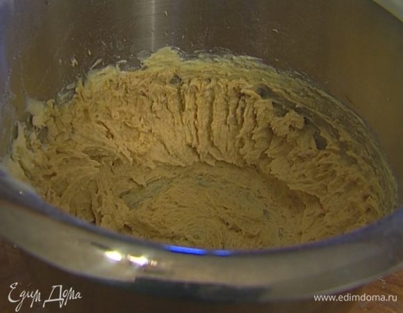 Приготовить крем: взбить 80 г предварительно размягченного сливочного масла с 60 г сахарной пудры, не переставая взбивать, ввести яйцо, затем добавить 50 г муки и весь миндаль. 
