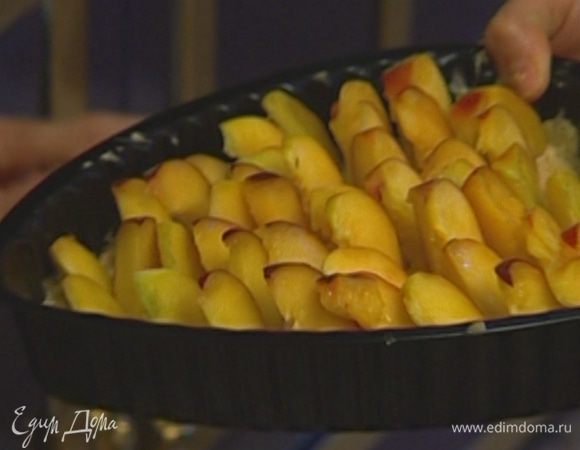 Выложить на пропеченный корж миндальный крем, воткнуть в крем по всей поверхности дольки персиков. 