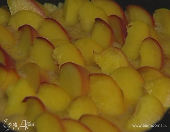 Отправить пирог в духовку: первые 20 минут выпекать при температуре 180°С, затем уменьшить температуру до 160°С, накрыть пирог фольгой и выпекать еще 30 минут. 
Готовый пирог присыпать оставшейся сахарной пудрой.

