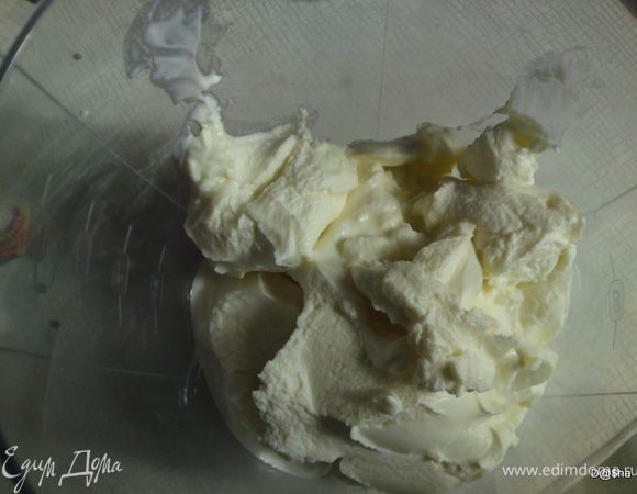 Для основы все взбить и выпечь при 180 градусах 25-30 минут.
 В чашу выкладываем творог (у меня были коробочки мягкого творога)