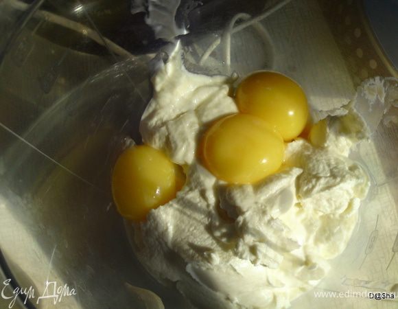 Добавляем желтки