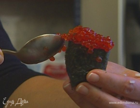 Поставить ролл на ровную поверхность, выложить сверху лососевую икру, добавить немного васаби.