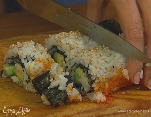 Посыпать ролл кунжутным семенем и мелкой икрой. Разрезать на шесть частей.
Подавать с соевым соусом и маринованным имбирем.
