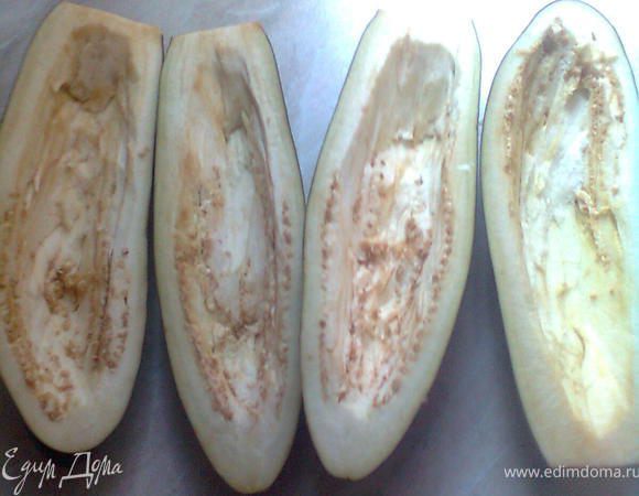 Баклажаны поделить на 2 части,почистить серцевину .посолить и положить в печку минут на 10-15,затем вынуть а пока готовим начинку