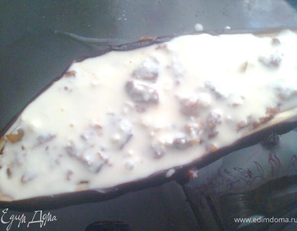 а сверху ,я делала сметану с сыром,но лучше голландский сыр. Отправляем в печку минут на 10-15 