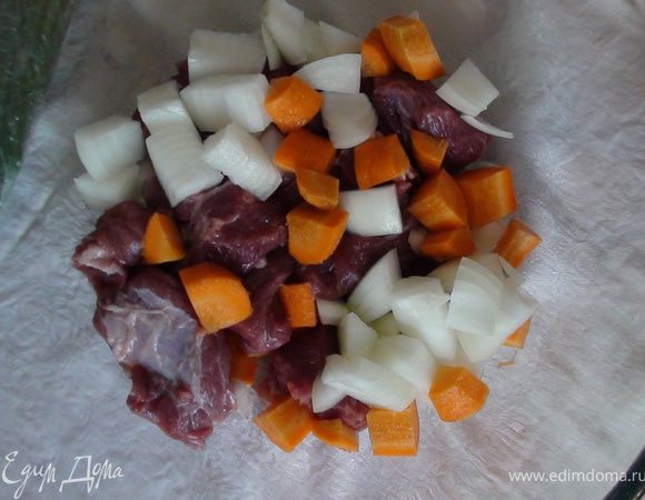 День первый.
Мясо помыть, очистить от прожилок; морковь порезать  четвертинками, лук порезать (достаточно крупно, не шинковать), подготовить чеснок, оставить целиком. Сложить всё в одну емкость.