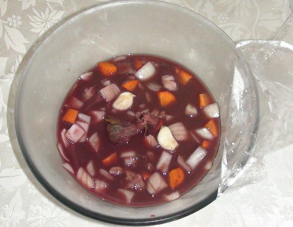 Саше положить к мясу, залить вином, накрыть пленкой и убрать в холодитьник на ночь (часов на 10-15)))))))