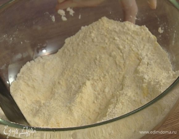 Оба вида муки перемешать, добавить разрыхлитель.