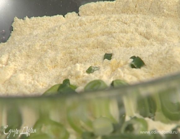 Зеленый лук и перец чили мелко нарезать и смешать с мукой.