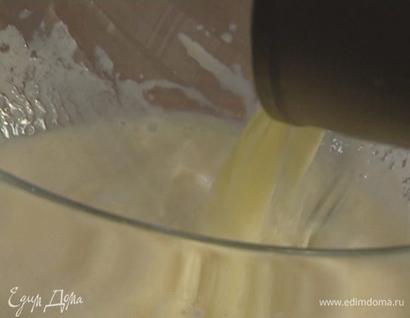 Яйцо взбить с йогуртом и солью, затем перемешать с молоком и маслом.