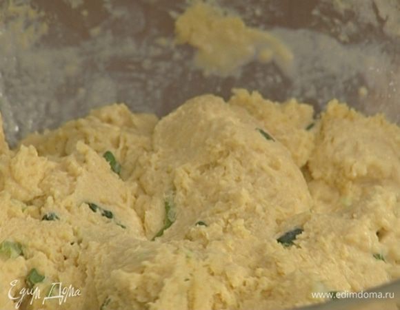 Соединить все ингредиенты и замесить тесто.