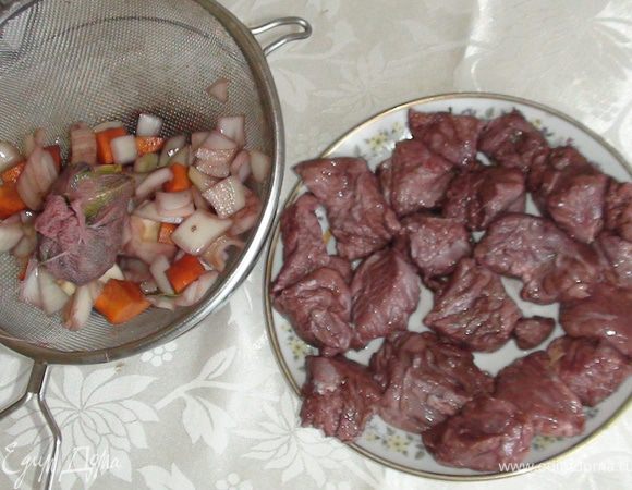 День второй.
Достать маринад из холодильника, процедить, мясо отделить и разложить на тарелку. (Всё сохранить: и саше, и морковь с луком, и вино)