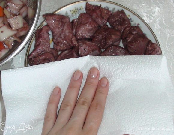 Мясо промакнуть бумажным полотенцем.