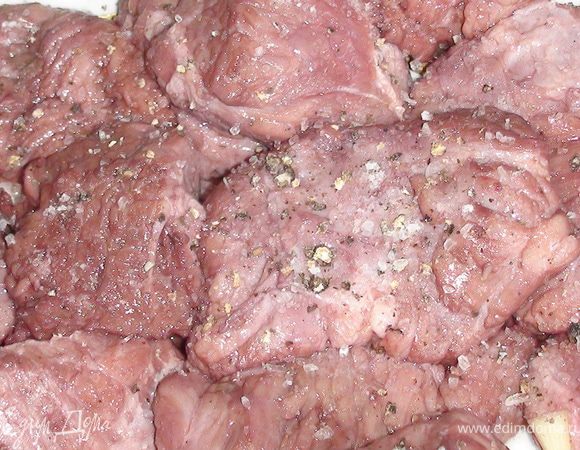 Посолить, поперчить, посыпать мукой.