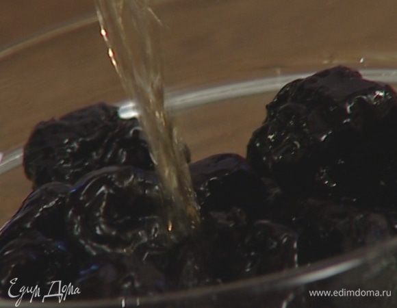 Чернослив замочить в коньяке на 30 минут.