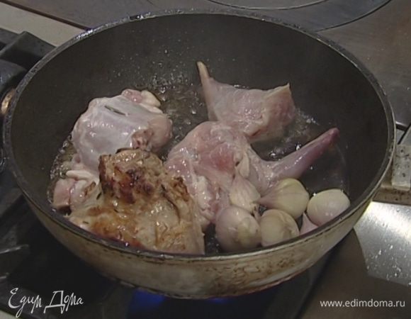 Разогреть в сковороде сливочное и оливковое масло, обжарить кусочки кролика до золотистого цвета и переложить в другую посуду.