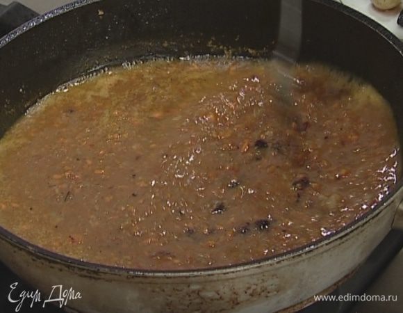 В сковороде, где жарился кролик, соединить пюре с оставшейся от маринада жидкостью, влить коньяк, в котором замачивался чернослив, и прогревать на небольшом огне, пока соус не загустеет, затем добавить горчицу, варенье и соль, все перемешать.