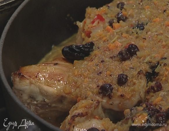 Обжаренные кусочки кролика выложить в глубокую тяжелую сковороду, добавить половину чернослива, залить соусом и тушить под крышкой на небольшом огне 30–40 минут.