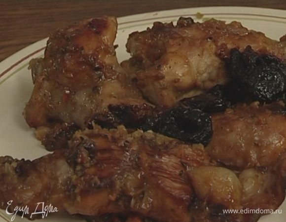 Переложить кролика на блюдо, украсить жареным шалотом и оставшимся черносливом, посыпать сухим тимьяном.