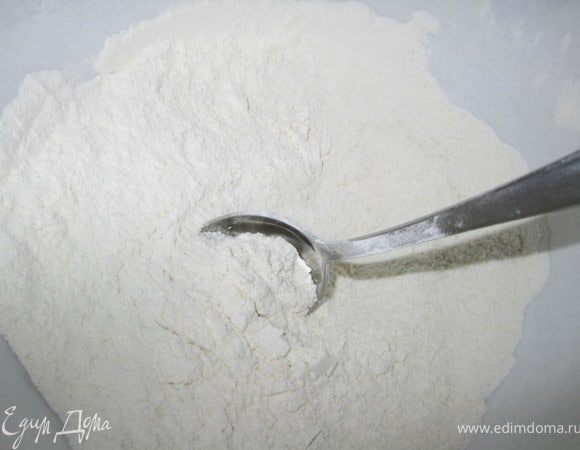 Белый бисквит.
Муку, разрыхлитель, 100 гр. сахара, соль смешать.