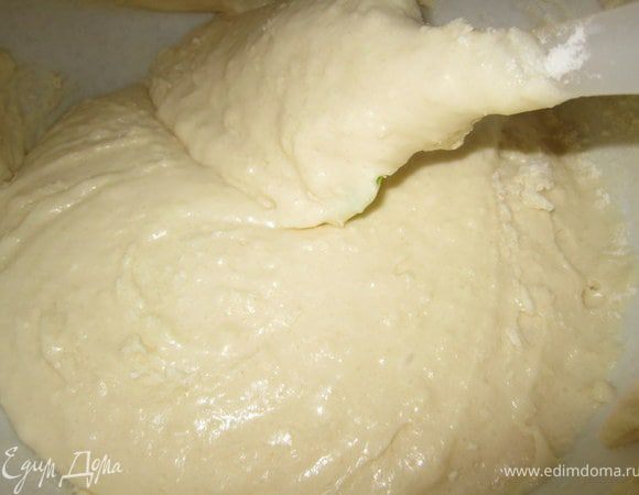 Добавить растопленное масло и молоко.