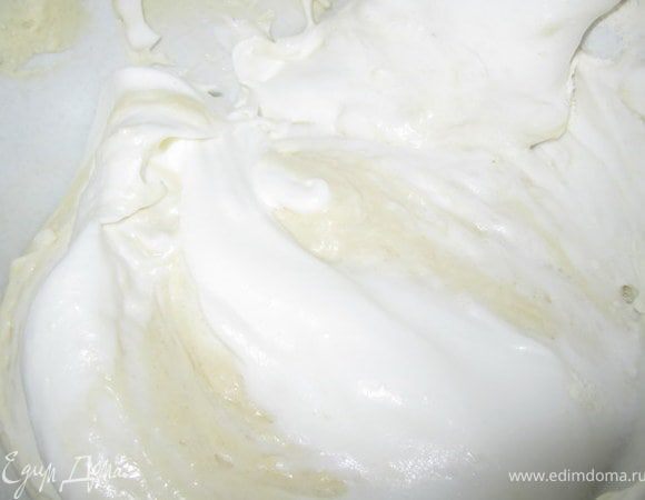 Белки взбить с лимонной кислотой, добавить сахар(100 гр.) взбивать до стойких пиков.