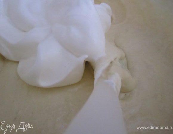 Ввести белки в тесто в три приема.