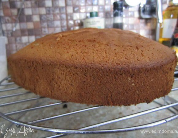 Духовку разогреть до 180 гр. Разъемную форму покрыть пергаментной бумагой.
Вылить тесто.
Выпекать 30-40 минут, до сухой деревянной шпажки.