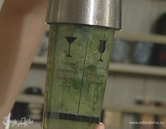 Добавить сок лайма, водку, лед.