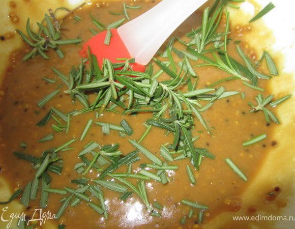 Смешать горчицу двух видов, добавить бальзамический уксус, растительное масло,соль перец, розмарин