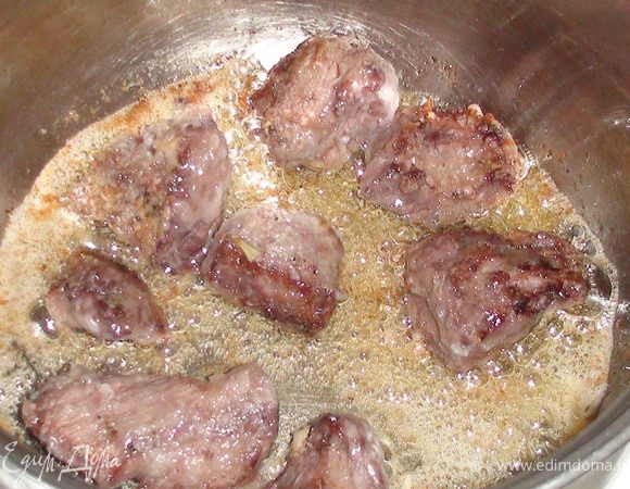 Обжарить мясо.