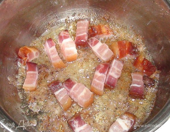 Достать мясо и там же обжарить порезанную грудинку.... Можно добавить масла по вкусу...