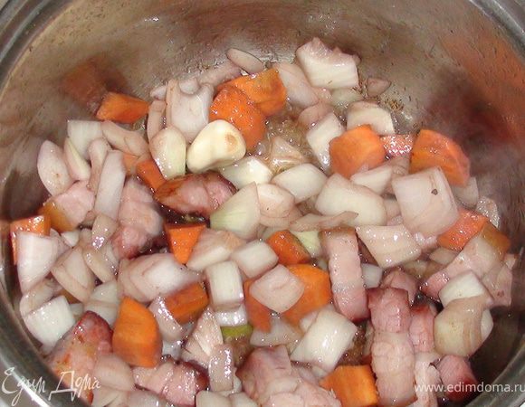 К грудинке добавить лук и морковь (из маринада) обжарить....