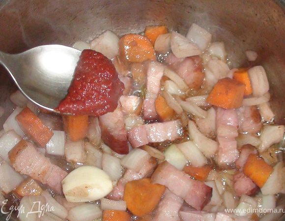 Затем добавить томатную пасту и продолжать обжаривать ещё 1 минуту.