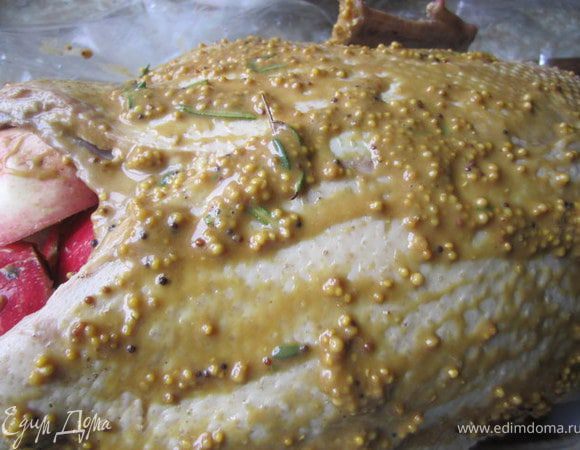 Яблоки разрезать на двое(если сильно крупные, на четверо).
Обмазать утку горчицей.
Нафаршировать яблоками.
Дать утке постоять 30 минут.