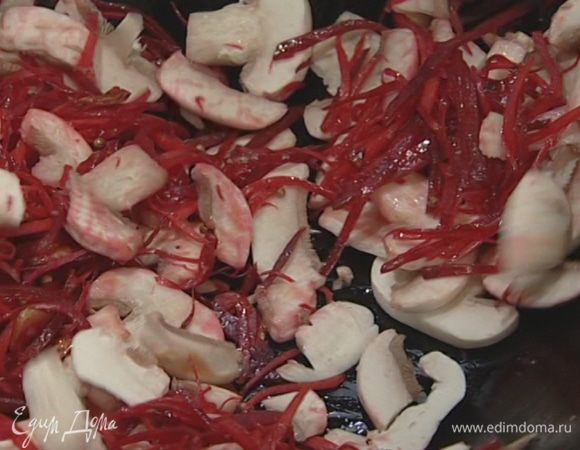 Добавить морковь, спустя 3−4 минуты − сельдерей и грибы, потушить еще 1−2 минуты.