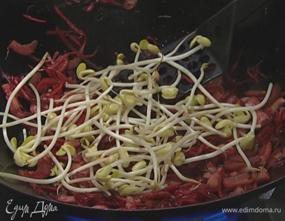 Добавить ростки сои и 3 ст. ложки соевого соуса.