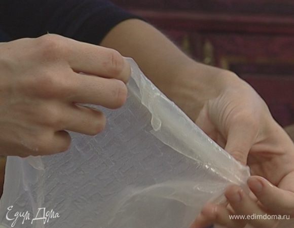 Листы рисовой бумаги опустить на 1 минуту в горячую воду, чтобы они стали мягкими.