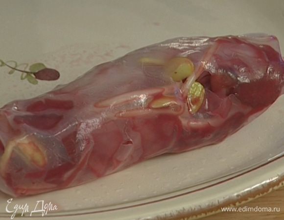 Небольшими порциями уложить на листы рисовой бумаги овощи и завернуть на манер голубцов.