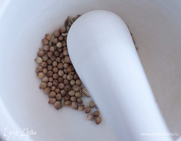 Семена кориандра растереть в ступке.