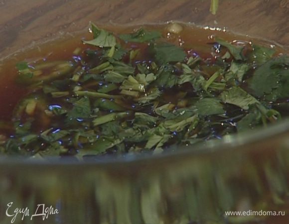 Приготовить заправку: чили, листья кинзы и мяты мелко порубить, добавить лаймовый сок, растертый кориандр, сахар и оставшийся соевый соус. Подавать овощи в рисовой бумаге с острой заправкой.