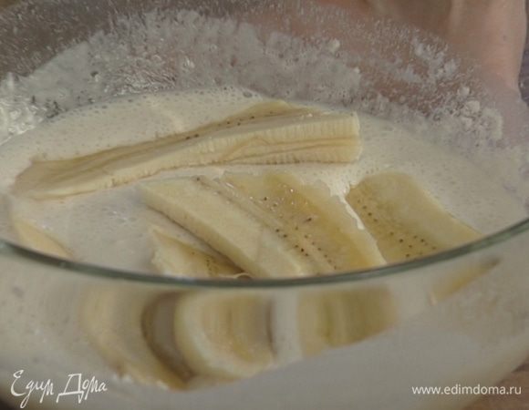 Бананы почистить, разрезать вдоль и обмакнуть в кляр.
