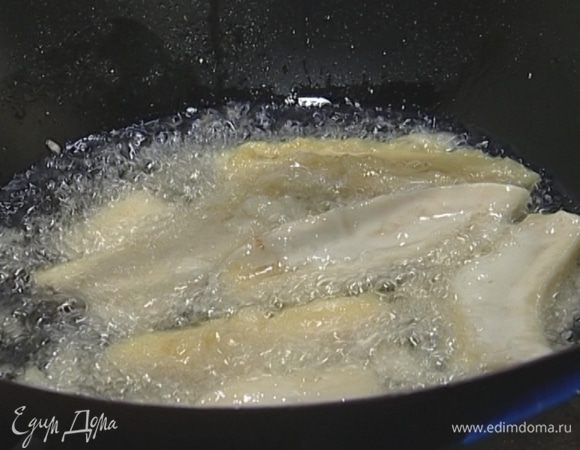 Жарить по нескольку минут на каждой стороне до золотистого цвета. Готовые бананы присыпать сахарной пудрой.