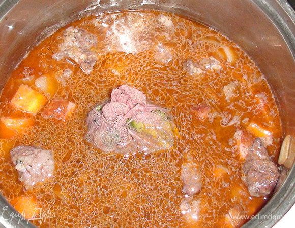 Когда всё обжарилось, кладём обратно мясо, саше, заливаем вином из маринада, добавляем бульон и коньяк, доводим до кипения и ставим в разогретую духовку на 2,5-3 часа.........