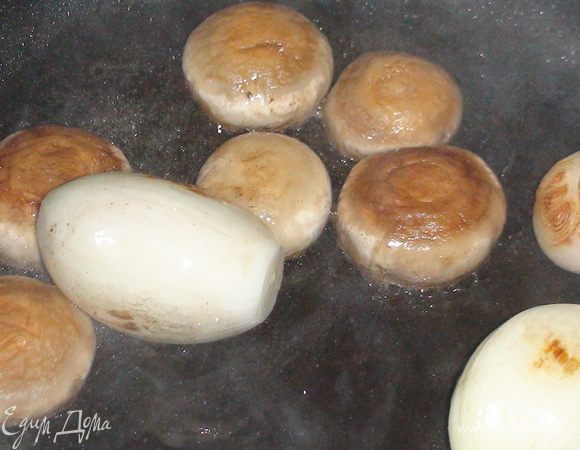 Через 2-2,5 часа обжариваем лук шалот и шампиньоны в масле (оливковое+сливочное), если их много, то по отдельности.